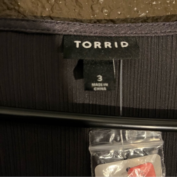 Gray Long Sleeve Vneck Shirt with Belt, New with Tags, Size 3X - Picture 4 of 7